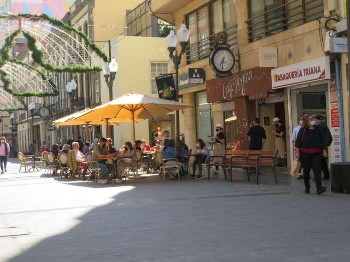 Gente paseando con mascarillas por la calle comercial de Triana/TA.