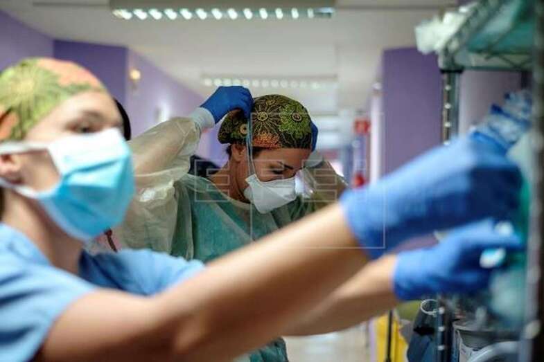 Sanitarios en la planta reservada para pacientes de covid-19 en la primera fase de la pandemia del Hospital Materno-Infantil / EFE Ángel Medina G.