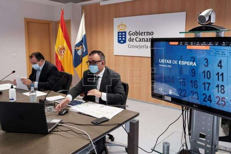 El consejero de Sanidad del Gobierno de Canarias, Blas Trujillo (i), y el director del Servicio Canario de la Salud, Conrado Domínguez / EFE