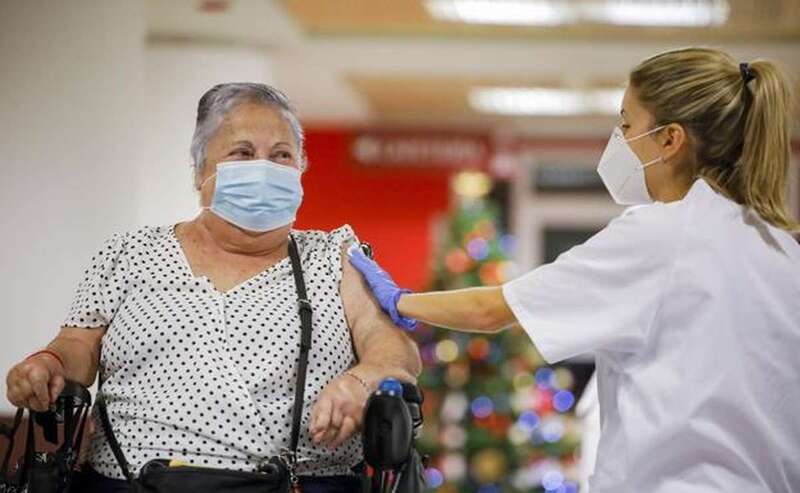 Imagen de archivo de las primeras vacunaciones realizadas en el centro sociosanitario El Pino de la capital grancanaria / COBER