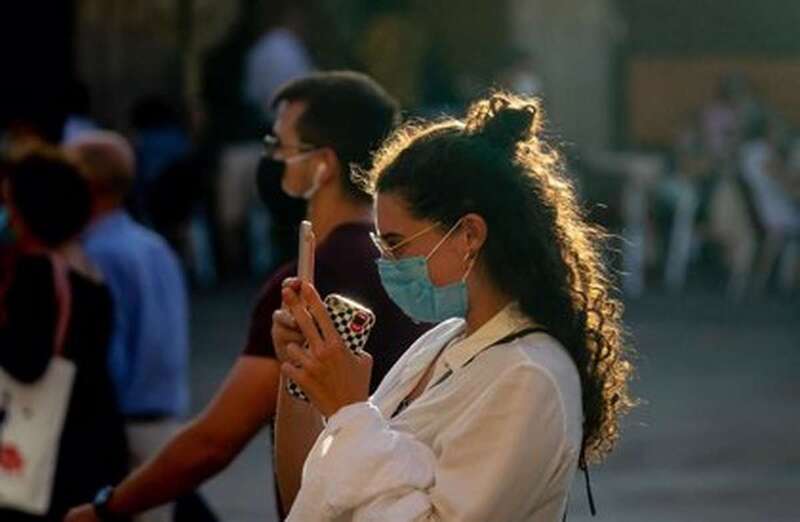 Personas con mascarillas/TA.