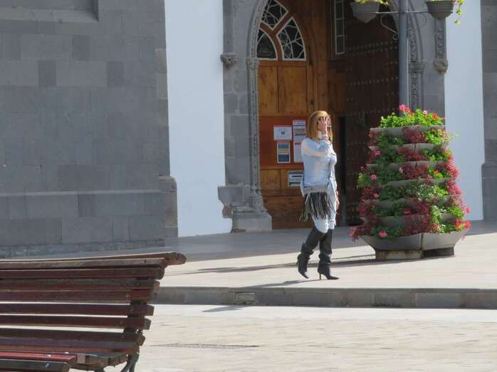 Persona con mascarilla transita por la plaza de San Juan/TA.