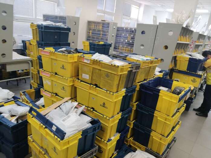 Los sindicatos insisten en que se está llevando a cabo una reconversioÌn hacia un modelo postal privado / TA