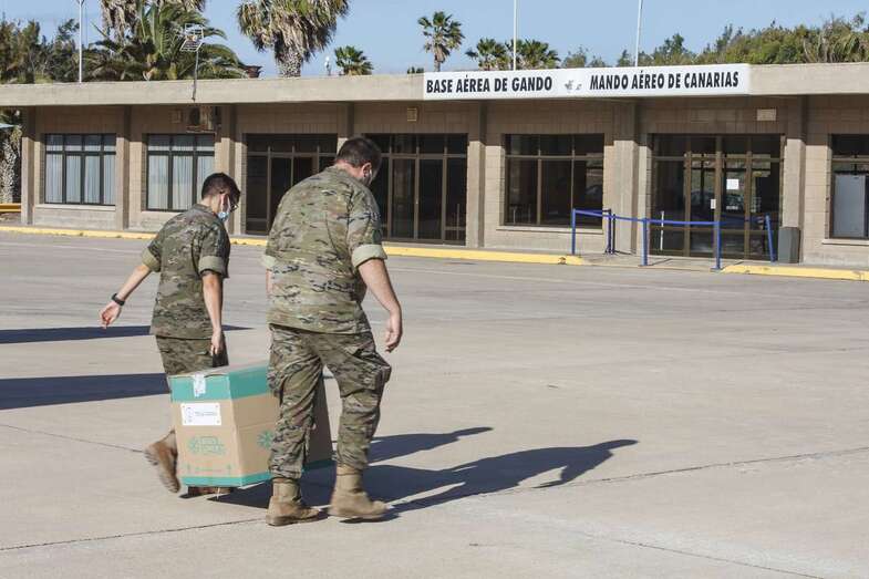 Militares transportando las cajas de vacunas en Gando/Acfi Press.