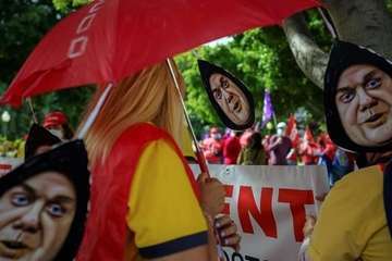 Personal de Correos se concentró este sábado, primero de mayo, recorriendo algunas calles de Santa Cruz de Tenerife. EFE/Ramón de la Rocha