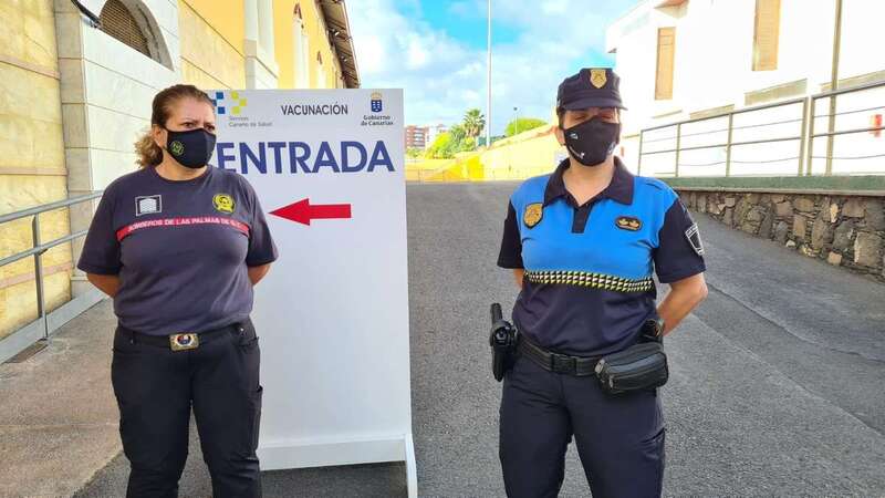 Hoy comenzó la vacunación de bomberos y policías locales de la capital grancanaria/TA.