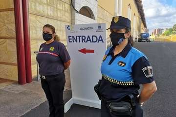 Vacunación de agentes de la Policía Local y bomberos de la capital grancanaria/TA.