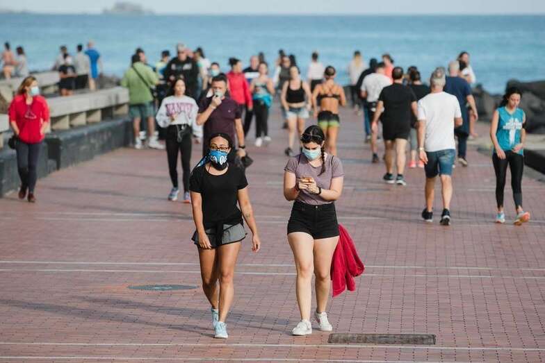 Gente paseando por la avenida de Las Canteras/TdC.