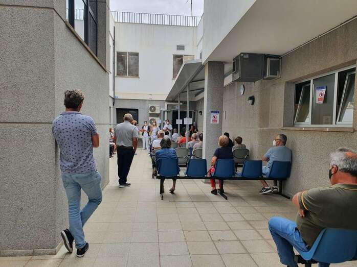 Personas esperando para ser vacunadas contra la covid/TA.