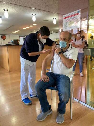 Vacunación de un veterinario/TA.