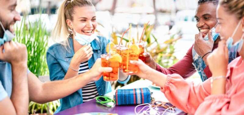 En las reuniones familiares con no convivientes debemos tener puesta la mascarilla salvo para comer o beber/Freepik.