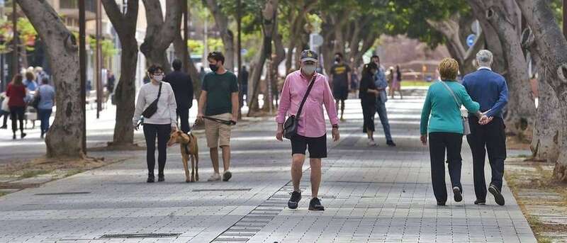 Gente paseando con mascarillas en la capital grancanaria/TA.