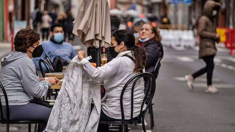 Gente con mascarilla en una terraza de La Laguna/Andrés Gutiérrez/Eldía.
