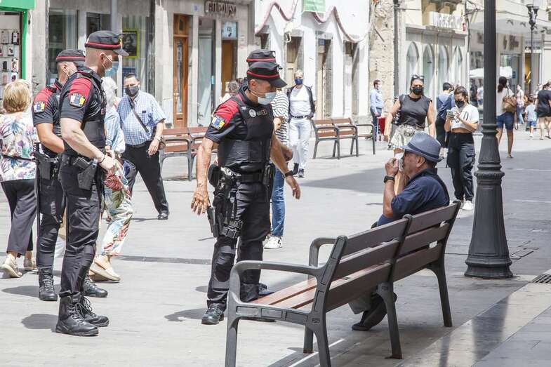 Policía Canarias en la calle de Triana/Acfi Press.