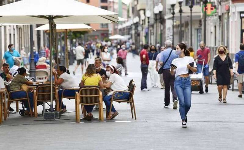Gente paseando con mascarillas en la capital grancanaria/TA.