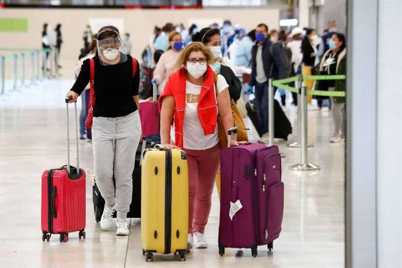 Turistas en un aeropuerto canario/TA.