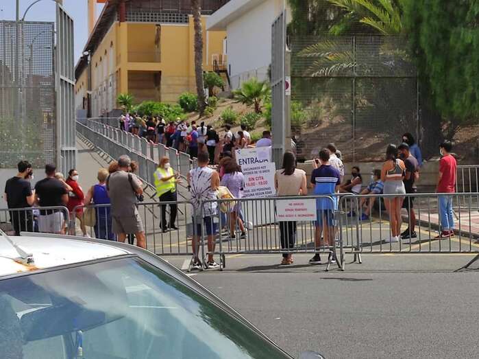 Colas en el punto de vacunación de Infecar, en Gran Canaria/TA.
