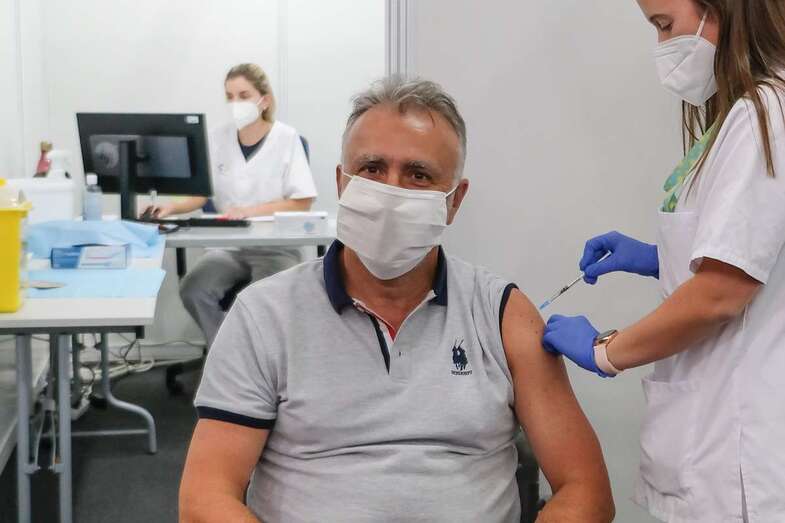 El presidente de Canarias, Ángel Víctor Torres, en el momento de recibir la vacuna contra la covid/TA.