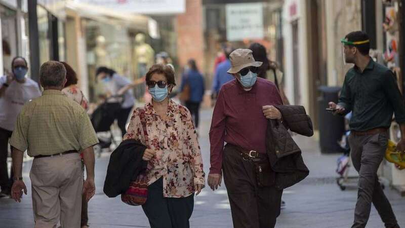 Gente paseando con mascarillas/TA.