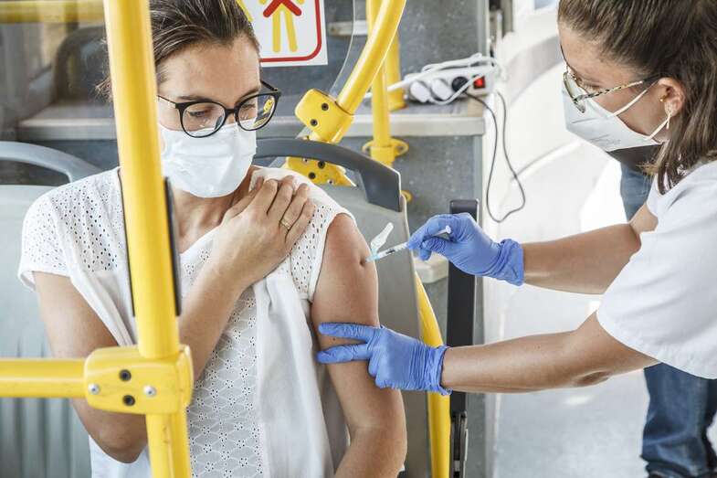 Joven vacunada este sábado en la vacuguagua/Acfi Press.