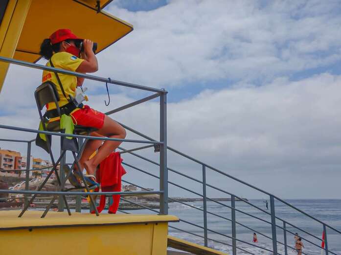 Puesto de vigilancia en la playa de Melenara/Antonio Rico.