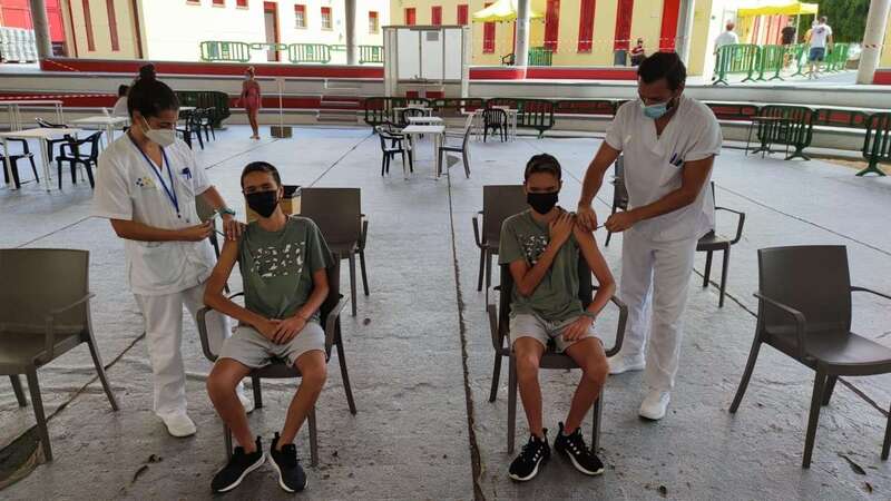 Imagen de archivo de dos menores recibiendo la vacuna contra la covid-19 / TA