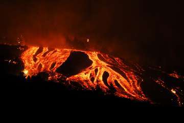 Imágenes nocturnas de la erupción y de los equipos de científicos que siguen la evolución de la actividad volcánica/Acfi Press e IGME.