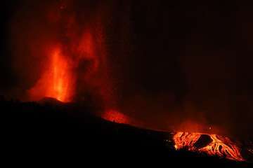 Imágenes nocturnas de la erupción y de los equipos de científicos que siguen la evolución de la actividad volcánica/Acfi Press e IGME.