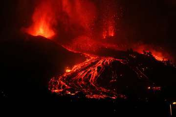 Imágenes nocturnas de la erupción y de los equipos de científicos que siguen la evolución de la actividad volcánica/Acfi Press e IGME.
