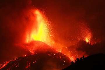 Imágenes nocturnas de la erupción y de los equipos de científicos que siguen la evolución de la actividad volcánica/Acfi Press e IGME.