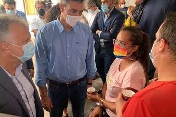 Visita de Pedro Sánchez a la zona afectada por la erupción/EFE.