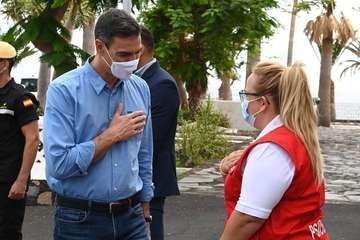 Visita de Pedro Sánchez a la zona afectada por la erupción/EFE.