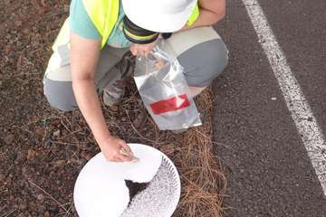 Imágenes nocturnas de la erupción y de los equipos de científicos que siguen la evolución de la actividad volcánica/Acfi Press e IGME.