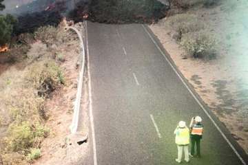 Imágenes nocturnas de la erupción y de los equipos de científicos que siguen la evolución de la actividad volcánica/Acfi Press e IGME.