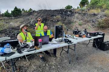 Imágenes nocturnas de la erupción y de los equipos de científicos que siguen la evolución de la actividad volcánica/Acfi Press e IGME.