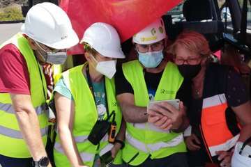 Imágenes nocturnas de la erupción y de los equipos de científicos que siguen la evolución de la actividad volcánica/Acfi Press e IGME.