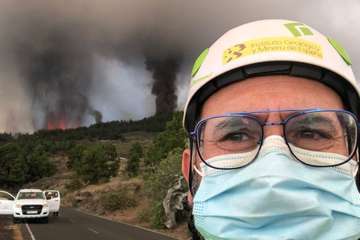 Imágenes nocturnas de la erupción y de los equipos de científicos que siguen la evolución de la actividad volcánica/Acfi Press e IGME.