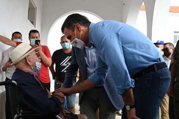 Visita de Pedro Sánchez a la zona afectada por la erupción/EFE.