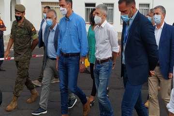 Visita de Pedro Sánchez a la zona afectada por la erupción/EFE.