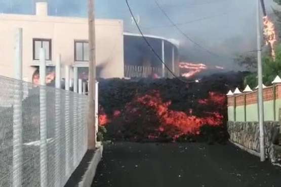 La lava arrasando inmuebles en La Palma/TA.