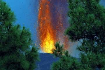 Imágenes nocturnas de la erupción de La Palma/Acfi Press.