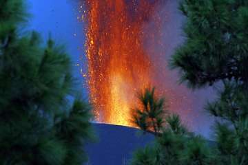 Imágenes nocturnas de la erupción de La Palma/Acfi Press.