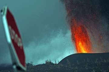 Imágenes nocturnas de la erupción de La Palma/Acfi Press.