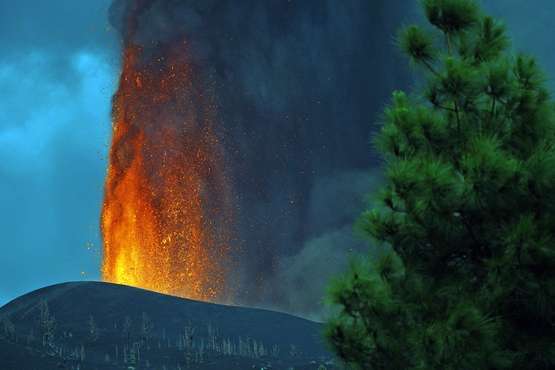 Imágenes nocturnas de la erupción de La Palma/Acfi Press.