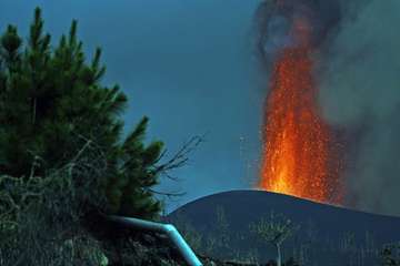 Imágenes nocturnas de la erupción de La Palma/Acfi Press.