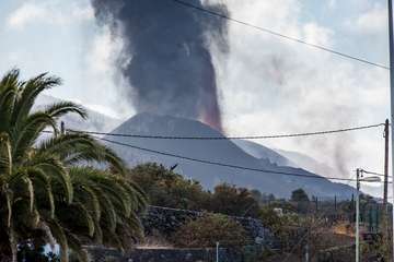 La erupción del volcán de La Palma en la jornada de este sábado por la tarde-noche/Acfi Press.
