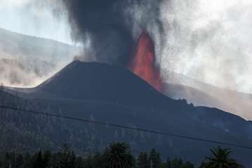 La erupción del volcán de La Palma en la jornada de este sábado por la tarde-noche/Acfi Press.
