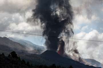 La erupción del volcán de La Palma en la jornada de este sábado por la tarde-noche/Acfi Press.
