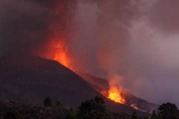 La erupción del volcán de La Palma en la jornada de este sábado por la tarde-noche/Acfi Press.
