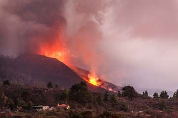 La erupción del volcán de La Palma en la jornada de este sábado por la tarde-noche/Acfi Press.
